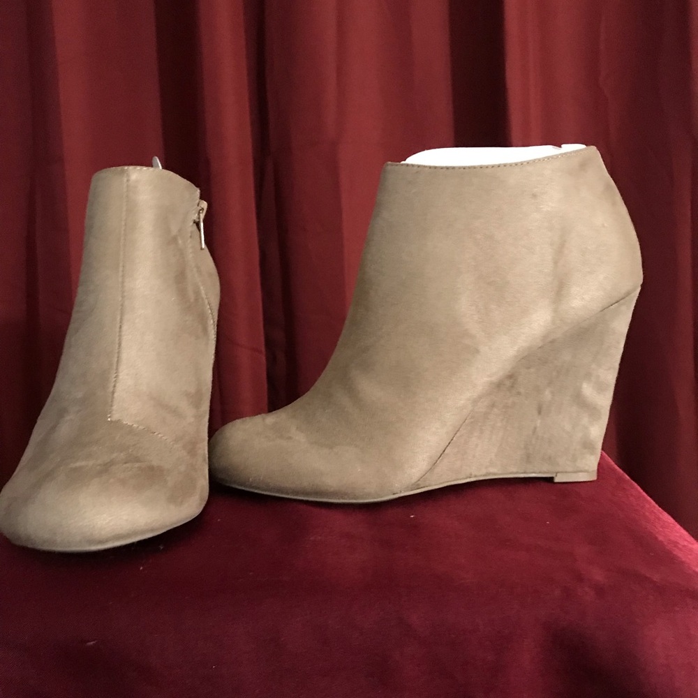 NWOT Suede feel booties